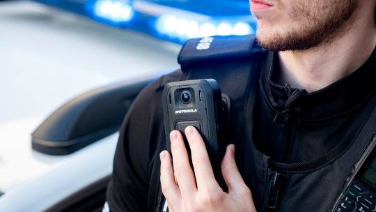 Запуск видеозаписи с помощью датчика извлечения оружия и других персональных видеорегистраторов